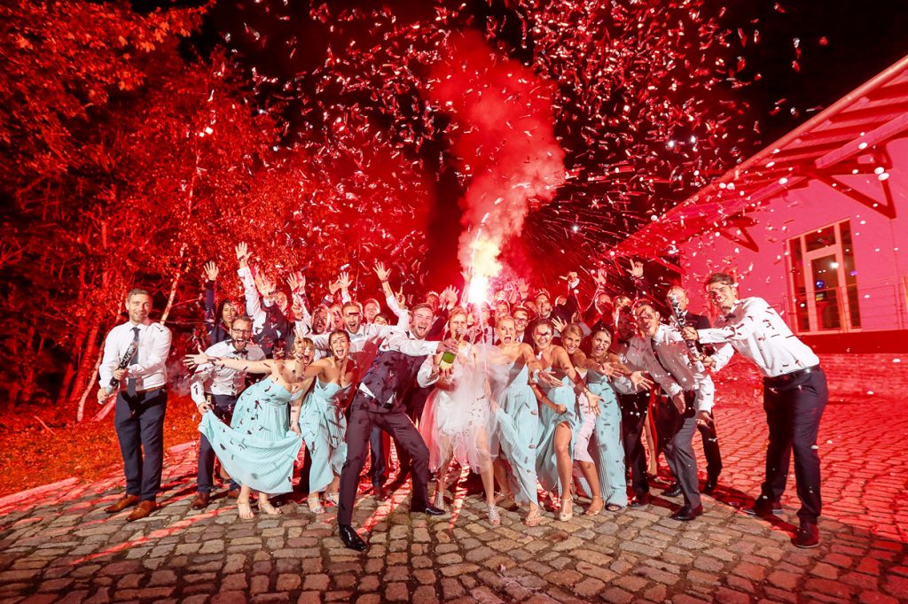 Champagne-Shower bei Hochzeit mit der JGA-Crew