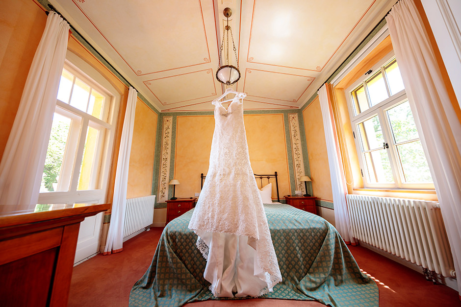 Hochzeitskleid hängt im Kavalierhaus Caputh