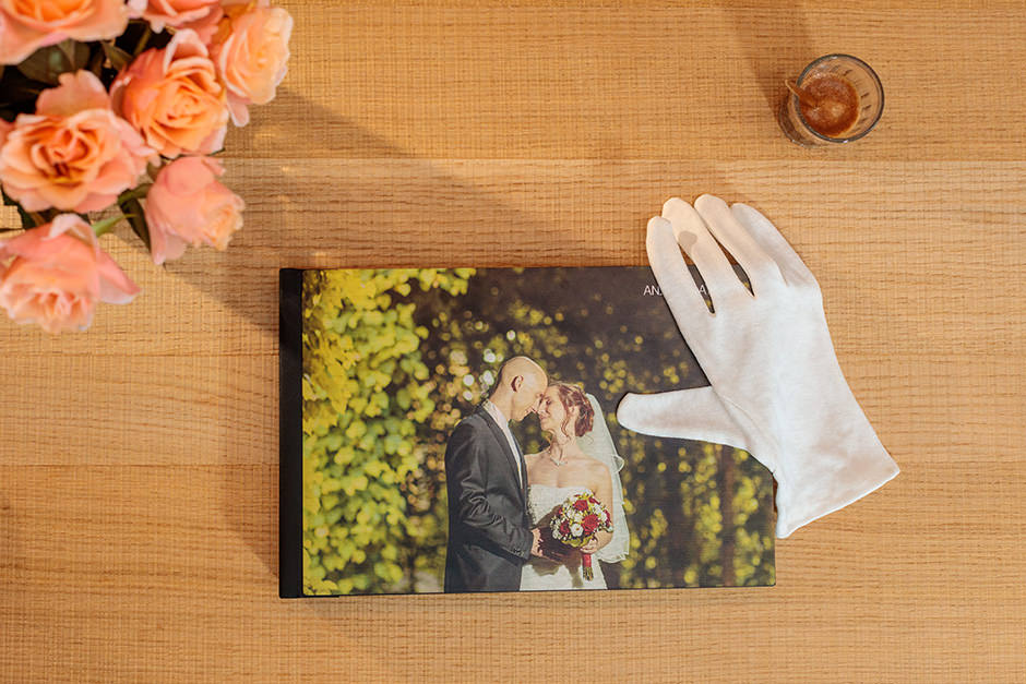 Hochzeitsalbum mit gebürstetem Aluminium als Cover für Hochzeitsfotos von Reinhardt und Sommer, Hochzeitsfotografen für Brandenburg