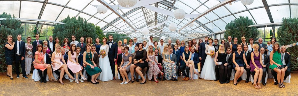 Panoramagruppenfoto aus Einzelbildern mit Gästen der Hochzeit