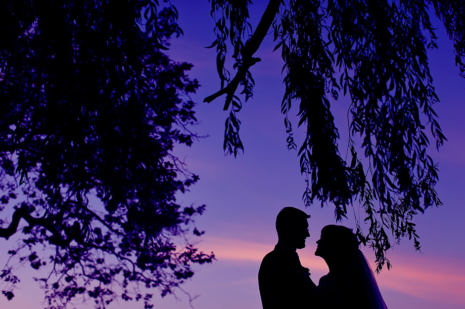 Hochzeitsfoto am Schloss Boitzenburg mit lila Sonnenuntergang