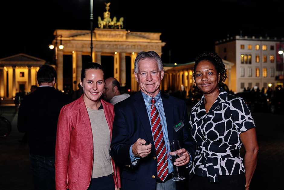 Veranstaltungsgäste fotografieren sich an einer Fotostation vor dem Brandenburger Tor
