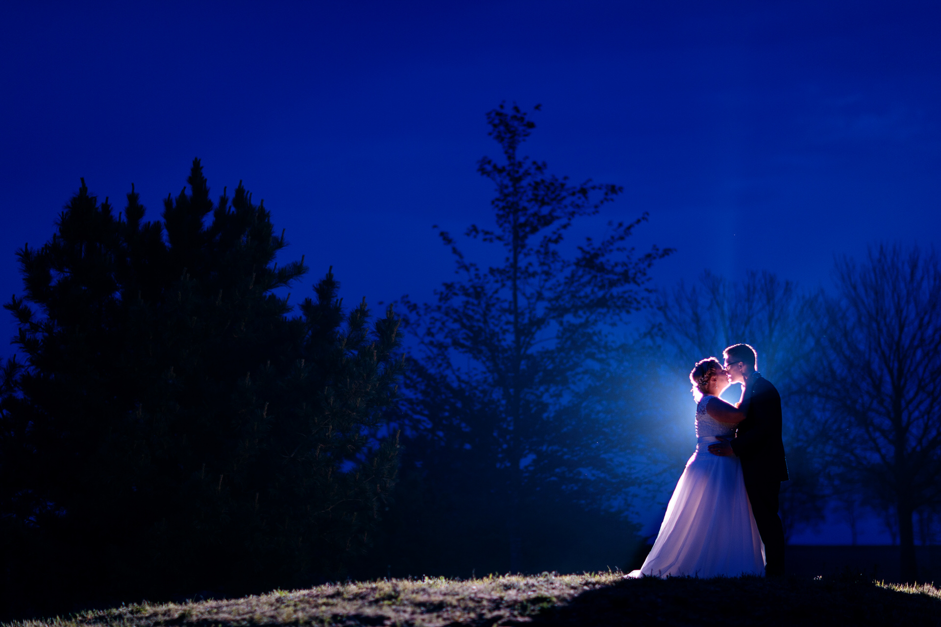 Hochzeitsfotos vom Brautpaar zur blauen Stunde