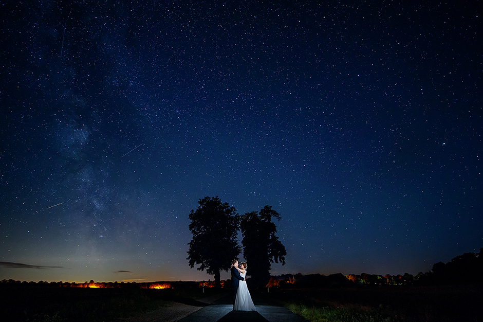 Hochzeitsfoto mit Brautpaar unter dem Sternenhimmel in der Nacht der Perseiden bei einer Hochzeitsreportage bis Mitternacht
