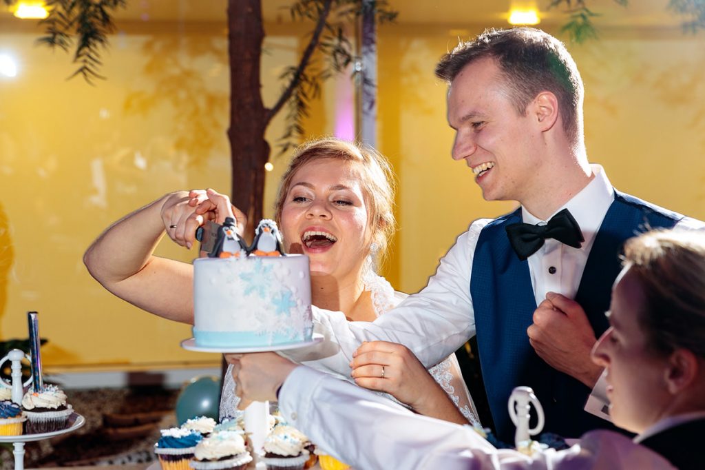 Das Brautpaar beim Anschneiden der Hochzeitstorte