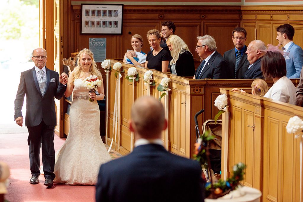 Zwei Hochzeitsfotografen bei der Trauung: im Team fotografieren wir Reaktion von Braut und Bräutigam gleichzeitig