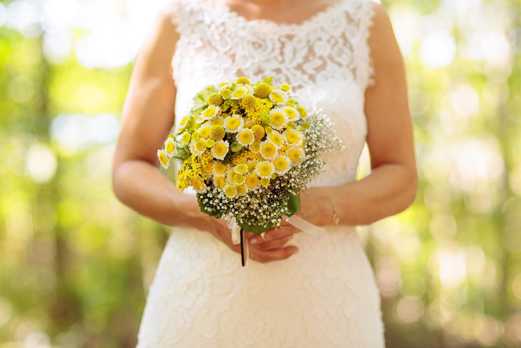 Ein sommerlicher Brautstrauß in leuchtend gelb und weiß
