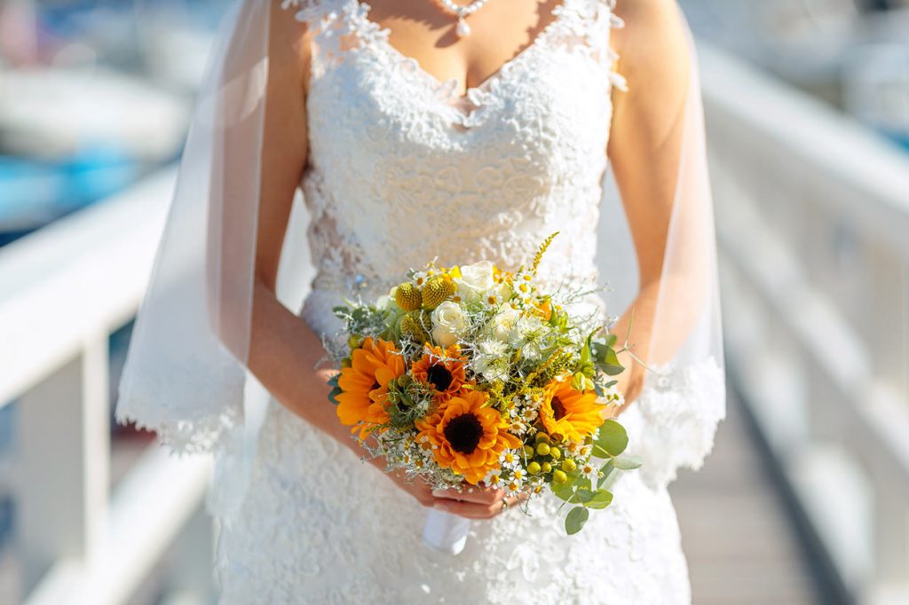 Ein sommerlicher Brautstrauß in Orange