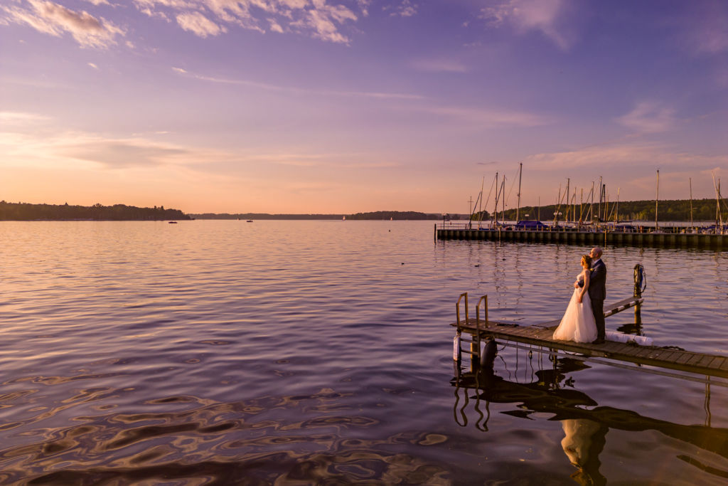 Hochzeitsfotos am Abend am Ufer vom Wannsee