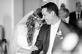 Hochzeitsfotograf sieht tollen Moment während der standesamtlichen Trauung