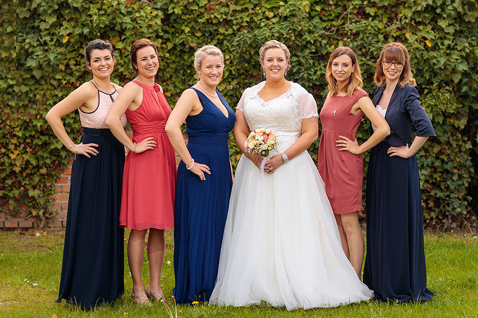 Familienfotos auf der Hochzeitsfeier mit Freundinnen der Braut