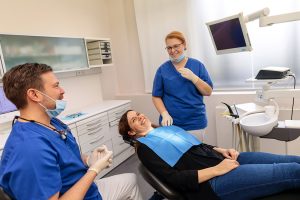 Foto in Zahnarztpraxis bei der Behandlung in Potsdam