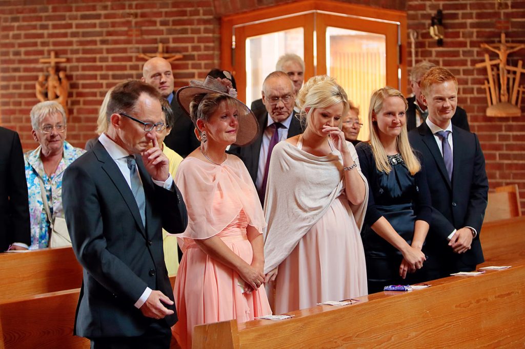 Einzug der Braut unter Tränen der Gäste in der Kirche in Berlin Britz