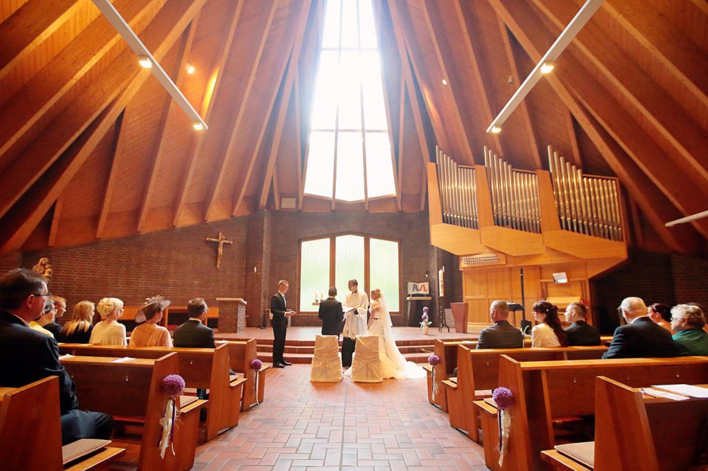 Einzug der Braut unter Tränen der Gäste in der Kirche in Berlin Britz