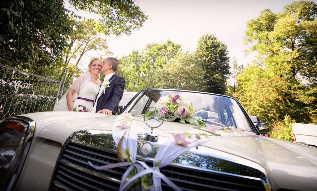 Das Hochzeitsauto im Schloßpark Britz: ein Mercedes Oldtimer