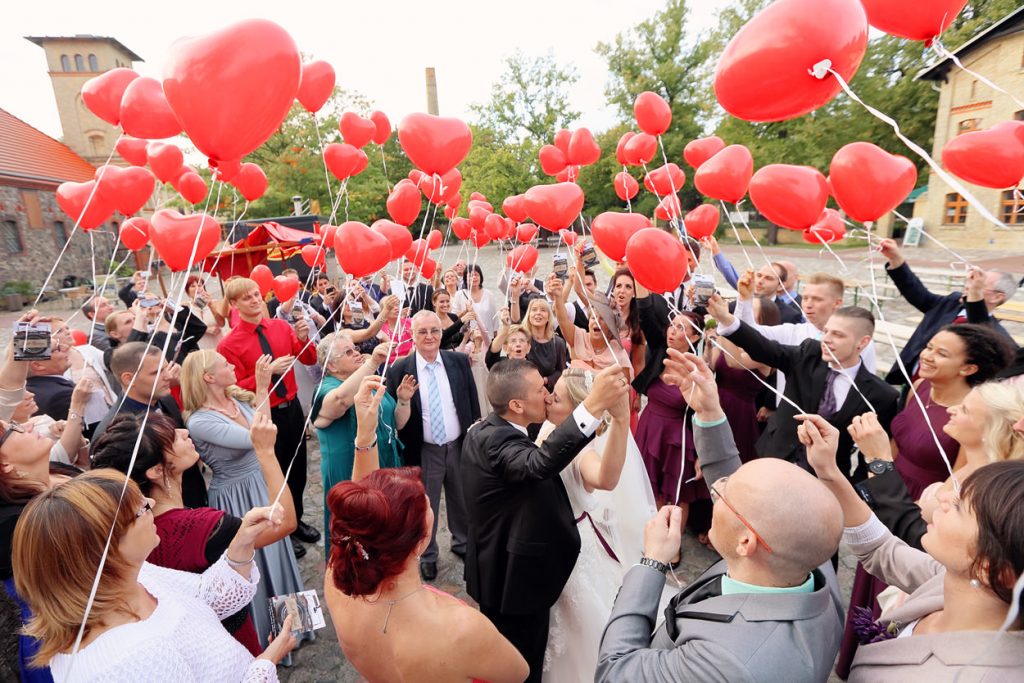 Ankunft des Brautpaares und Überraschung mit Luftballons
