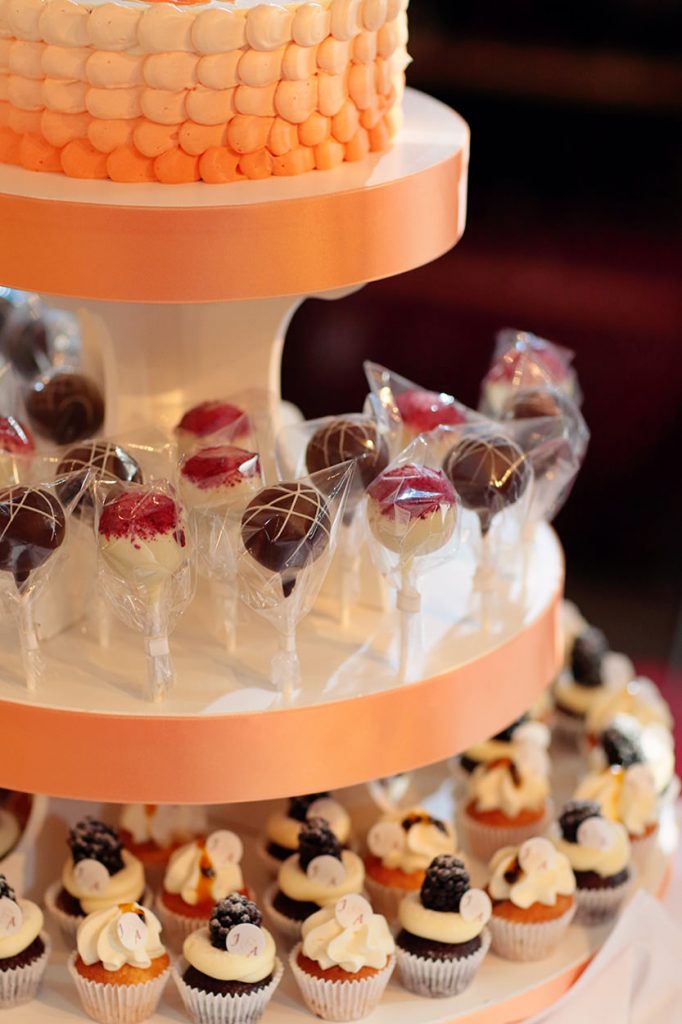 Eine Mix-Etagere aus Torte, Cake-Pops und Cupcakes