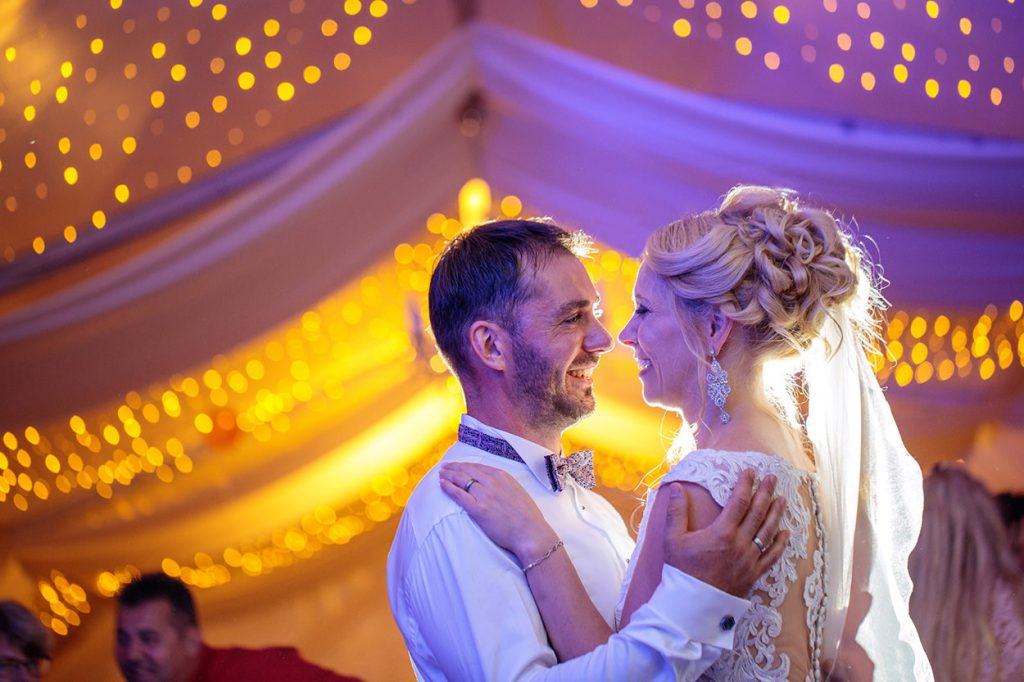 Ein verliebtes Brautpaar auf der Tanzfläche während der Hochzeitsfeier