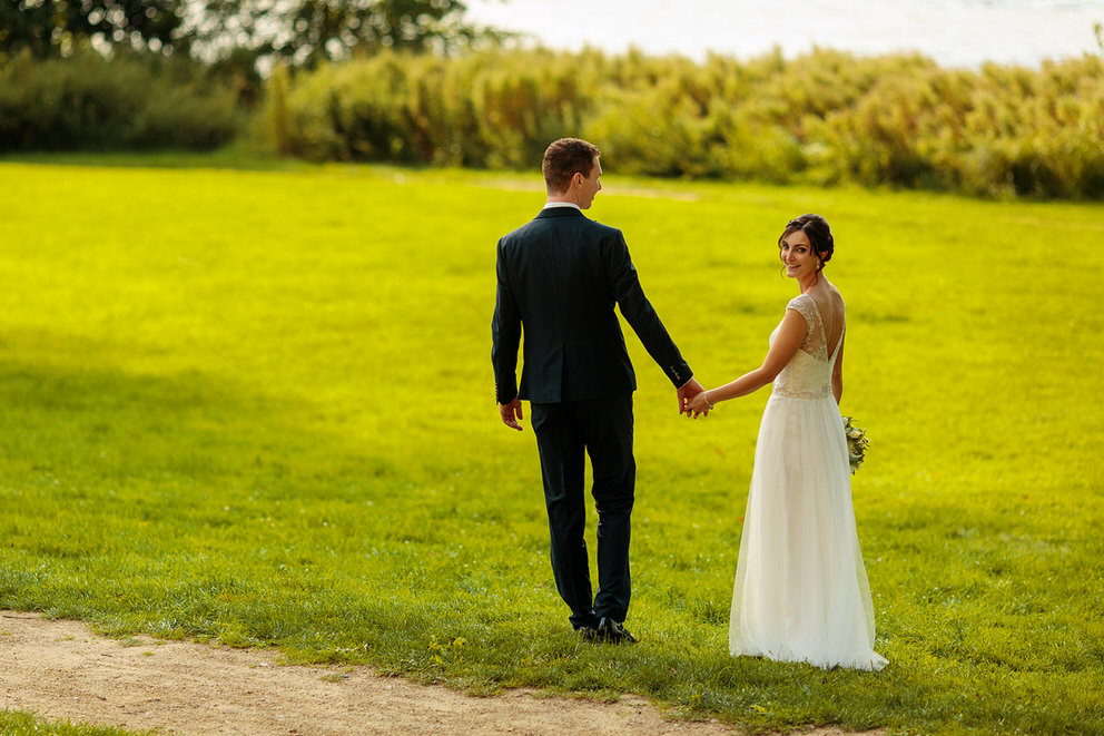 Spaziergang über das Gelände vom Landgut Stober mit dem Brautpaar für erste Hochzeitsfotos