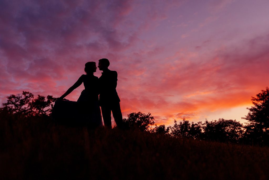 Silhouette vom Brautpaar im Sonnenuntergang