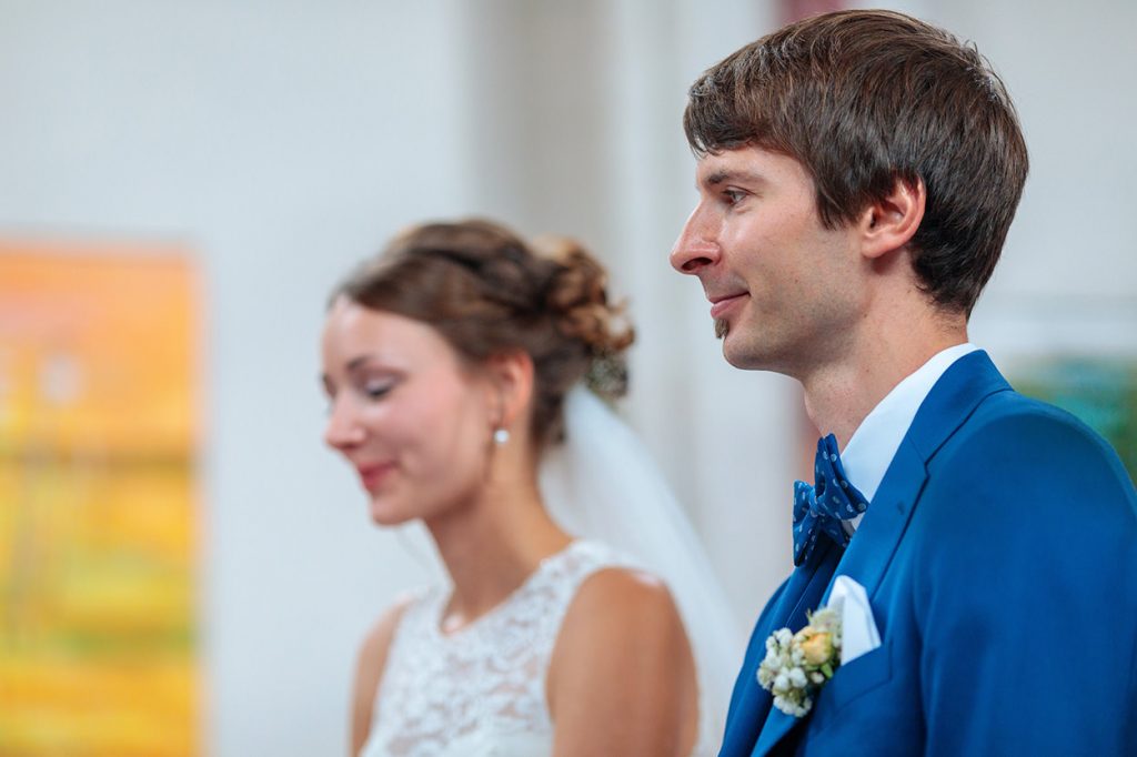 Braut und Bräutigam während der Trauung in der Siechenhauskapelle Neuruppin