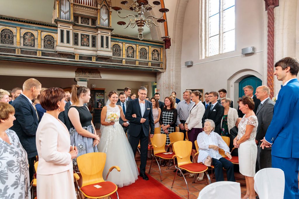 Die Braut betritt mit ihrem Vater die Siechenhauskapelle in Neuruppin