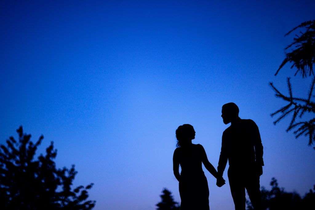 Das Brautpaar als Silhouette in der blauen Stunde kurz nach dem Sonnenuntergang