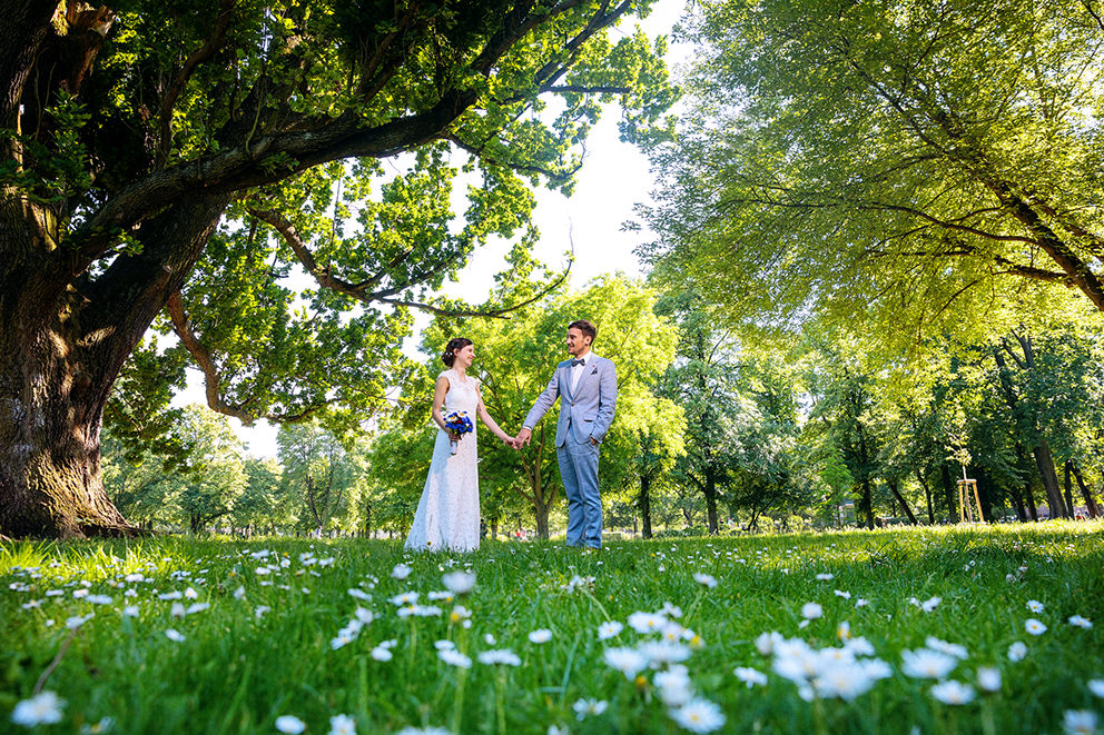 Hochzeitspaar nach der Trauung in grüner Umgebung wie in der Uckermark vom Land Brandenburg