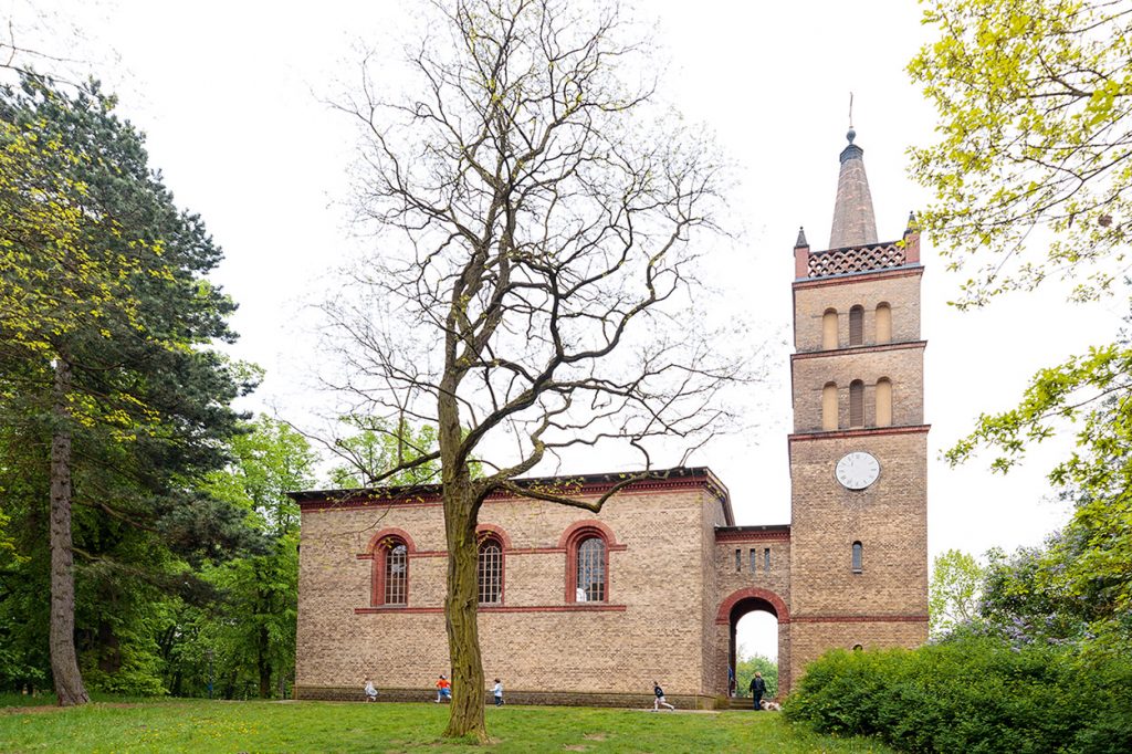 Die Dorfkirche in Petzow am Mittag der Trauung
