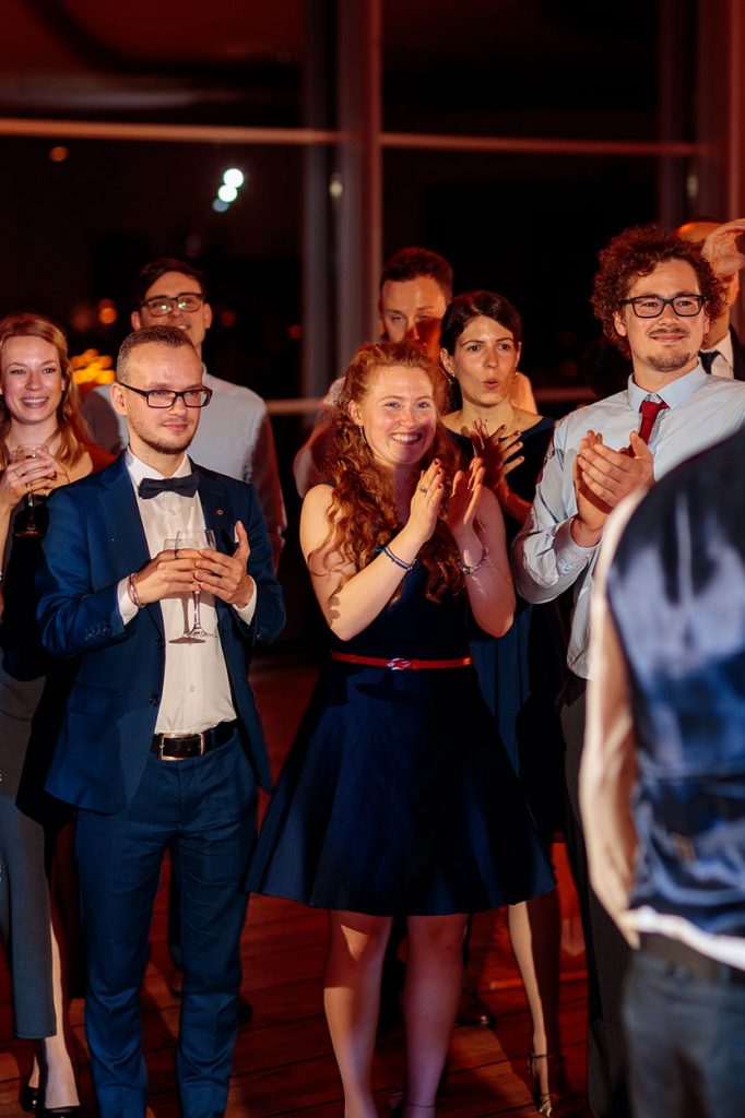 Gespannt beobachten die Hochzeitsgäste das Brautpaar bei ihrem Hochzeitstanz