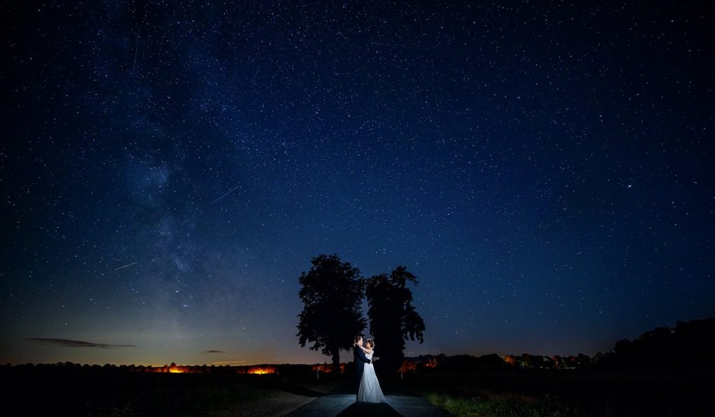 Brautpaar unter einem Sternenhimmel in Brandenburg