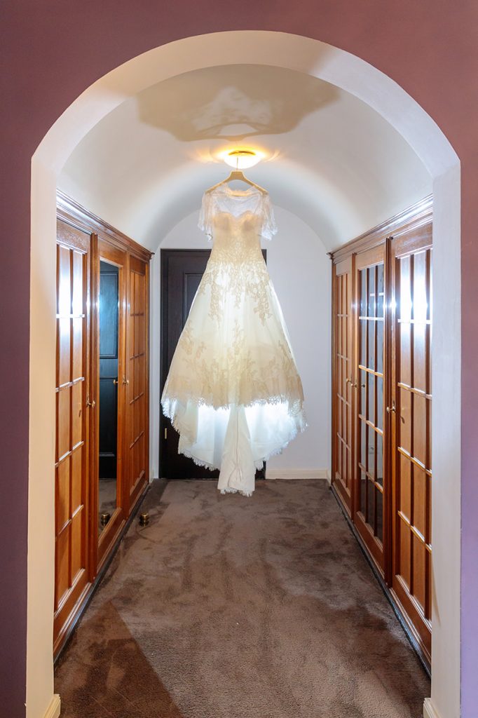 Das Brautkleid in schönstem Licht in Schloss Kartzow