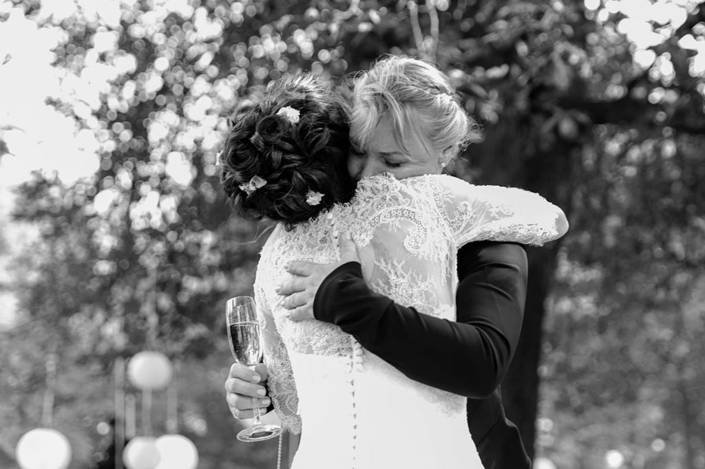 Die Hochzeitsgäste beglückwünschen das Brautpaar nach der freien Trauung im Park von Schloss Kartzow Potsdam