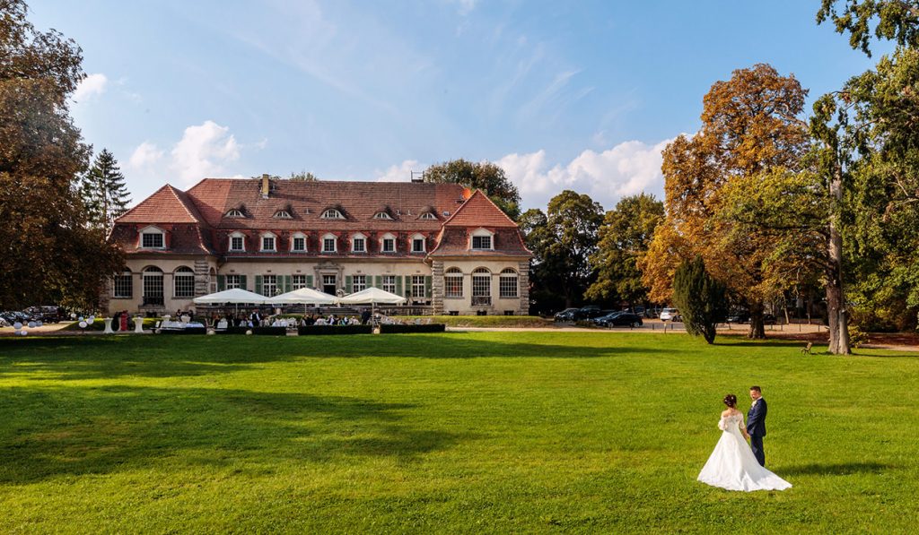 Brautpaar in einem Hochzeitsfoto im Park von Schloss Kartzow Potsdam Brautpaar in einem Hochzeitsfoto im Park von Schloss Kartzow Potsdam