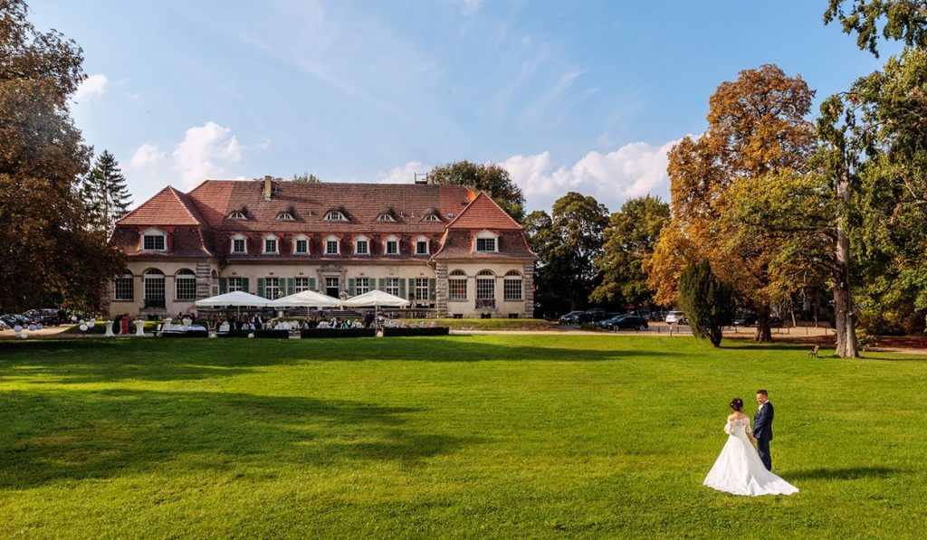 Brautpaar in einem Hochzeitsfoto im Park von Schloss Kartzow Potsdam