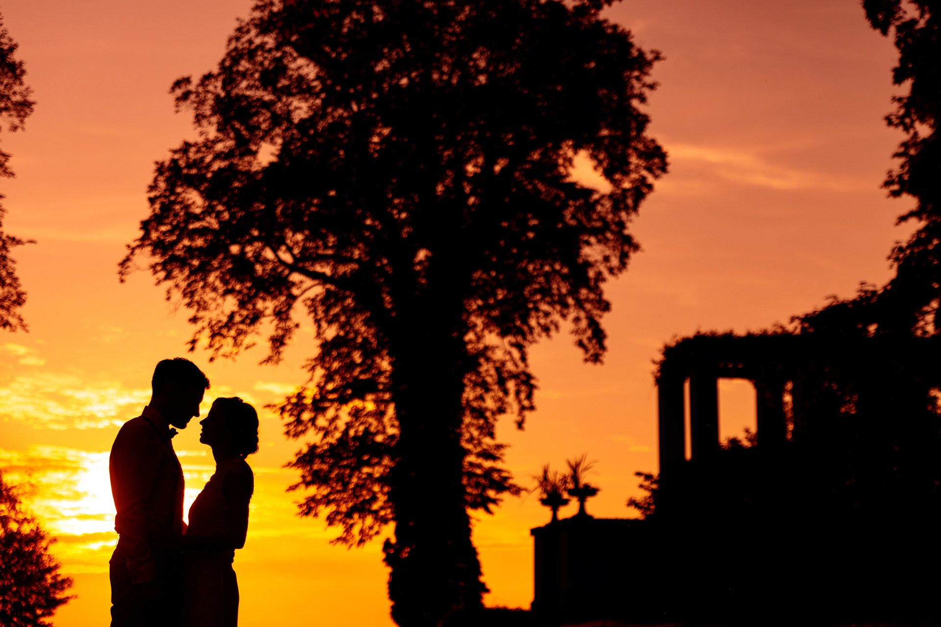 Wedding photographer Potsdam Berlin photographs couple in golden hour at lake