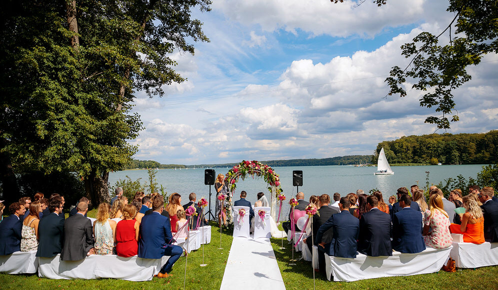 Hochzeitsgesellschaft während der Trauung am Werbellinsee