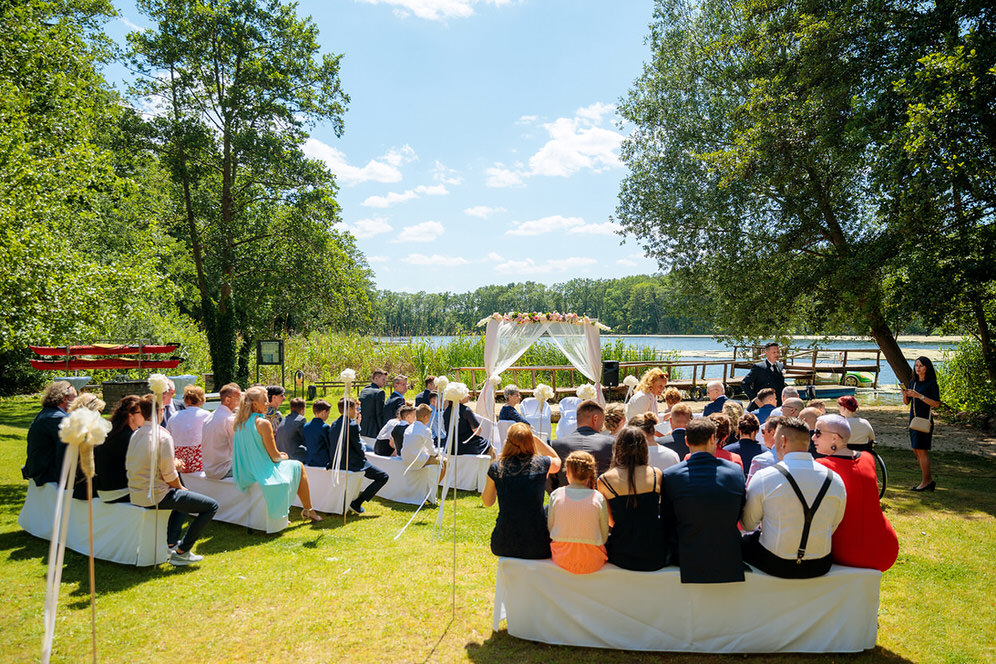 Hochzeitsgesellschaft während der Trauung am Plessower See