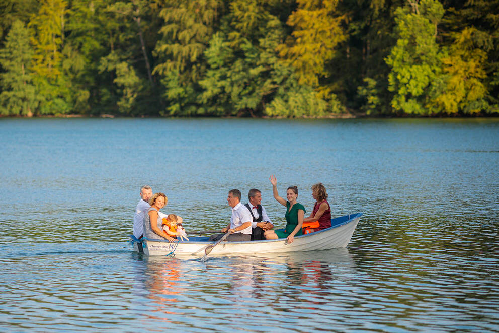 Hochzeitsgäste machen eine Bootstour über den Werbellinsee