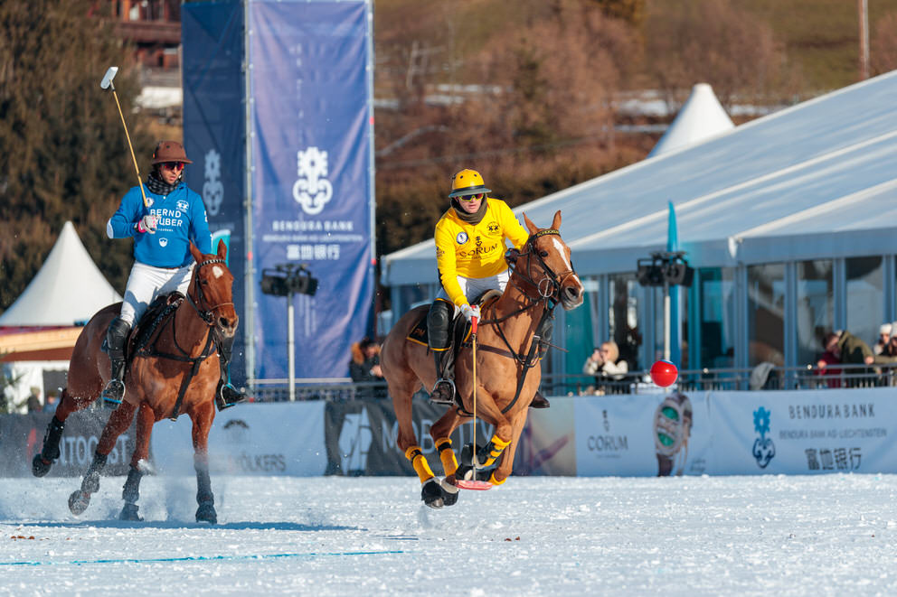 Polo Spieler auf Pferden beim Snow Polo World Cup Kitzbühel 2020