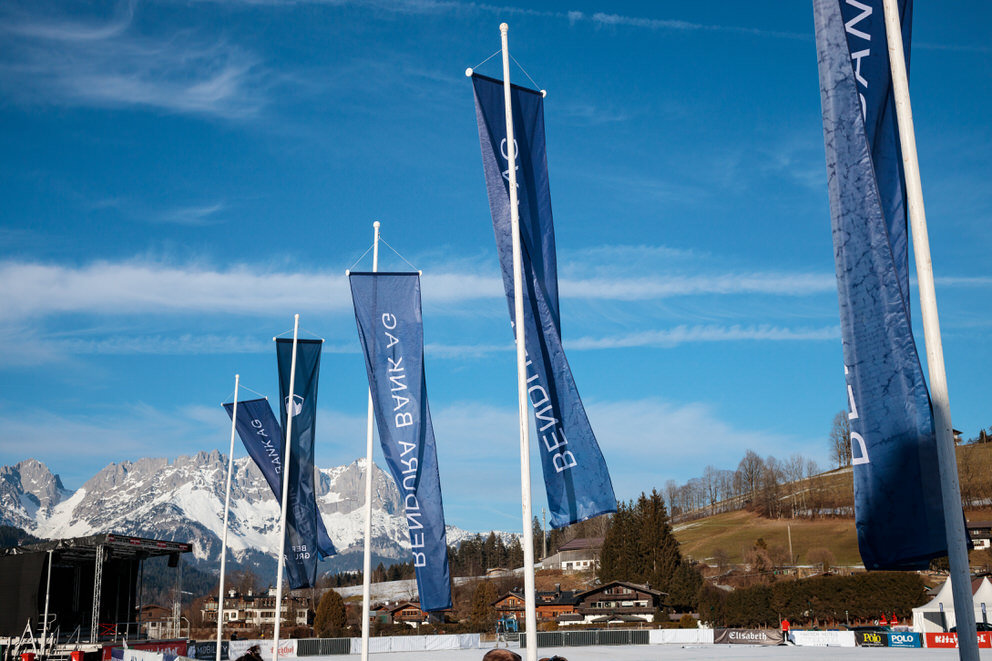 Große Banner der Bendura Bank beim Snow Polo World Cup Kitzbühel