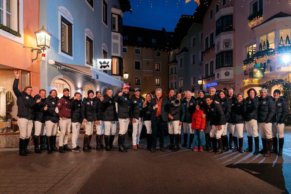 Alle Teams und Polospieler des Snow Polo World Cup Kitzbühel 2020 in einem Polofoto