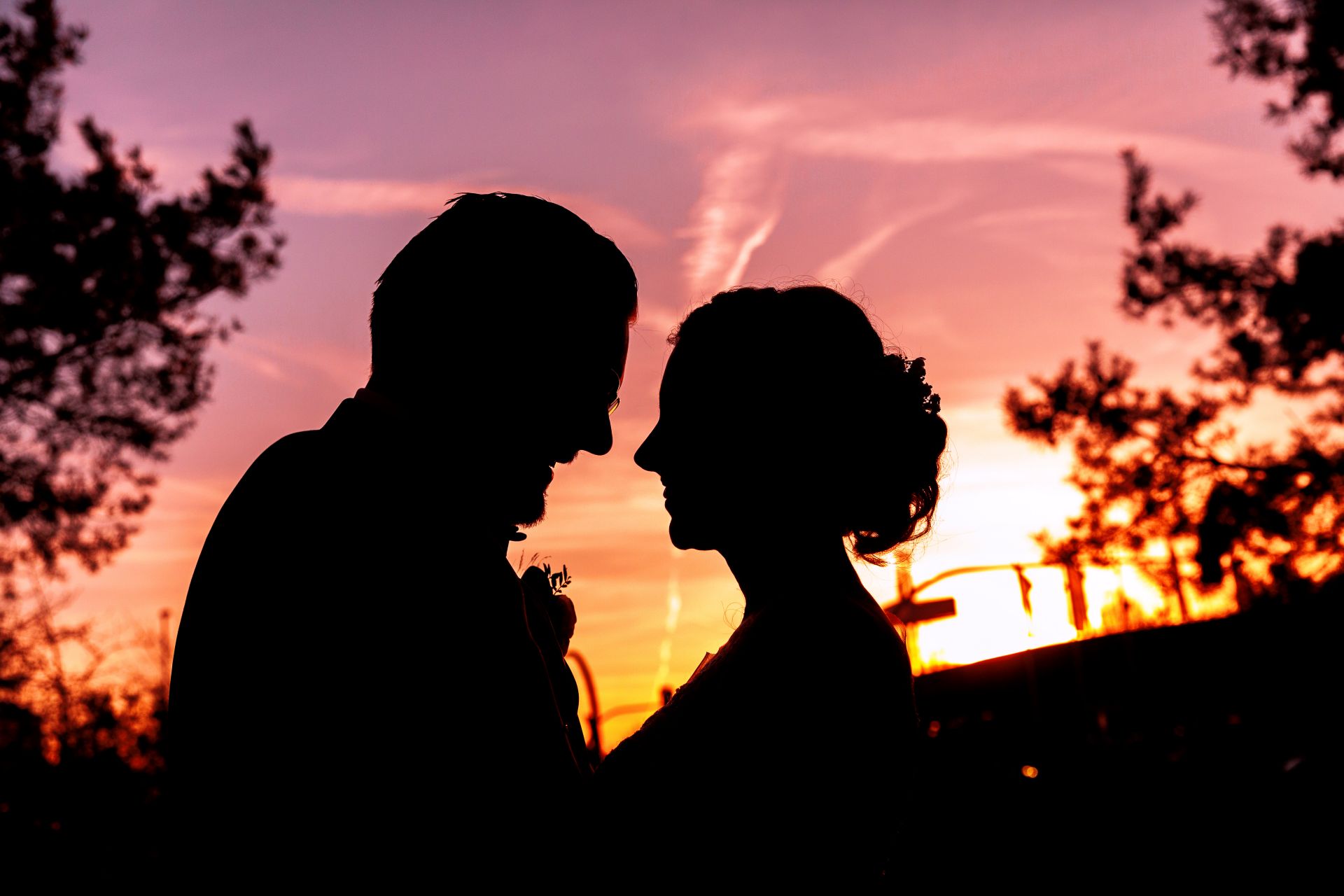 Silhouette von einem Brautpaar im April