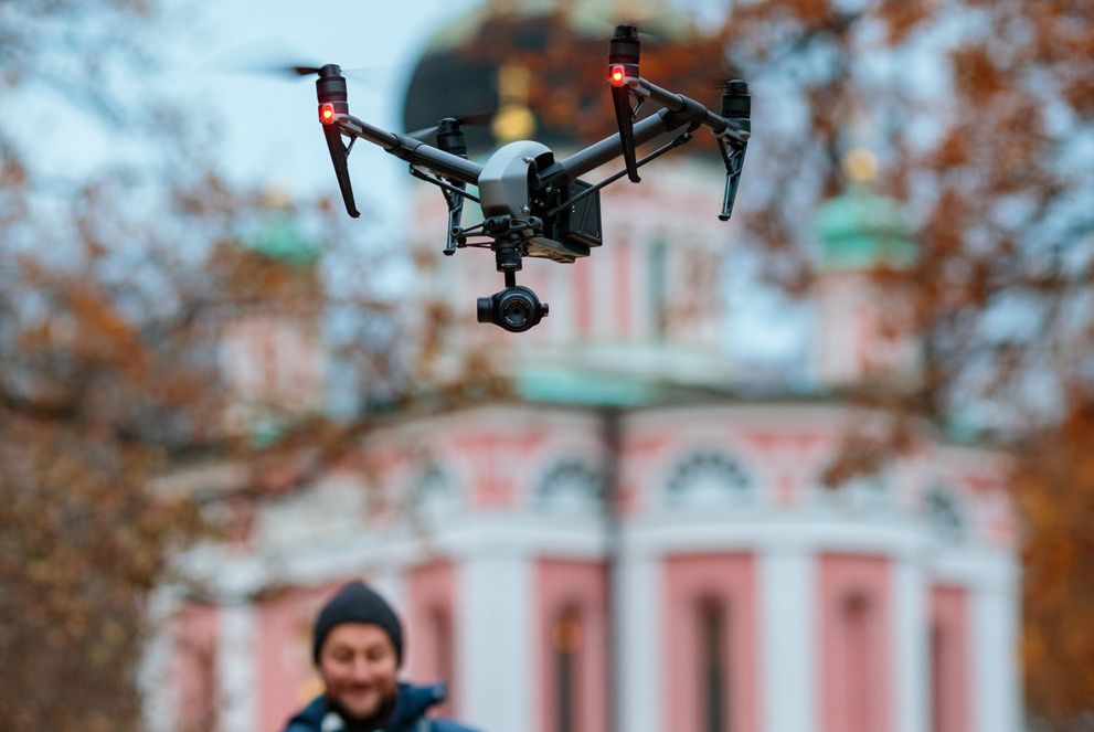 Drohne mit Wechselobjektiv für sicheren Einsatz aus Entfernung auf Veranstaltungen