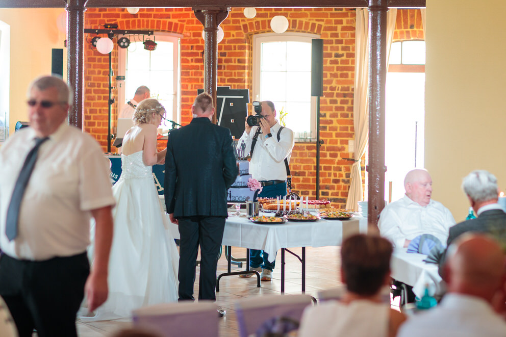 Hochzeitsfotograf in Schlieben fotografiert Brautpaar beim Anschnitt der Hochzeitstorte Hochzeitsfotograf in Schlieben fotografiert Brautpaar beim Anschnitt der Hochzeitstorte