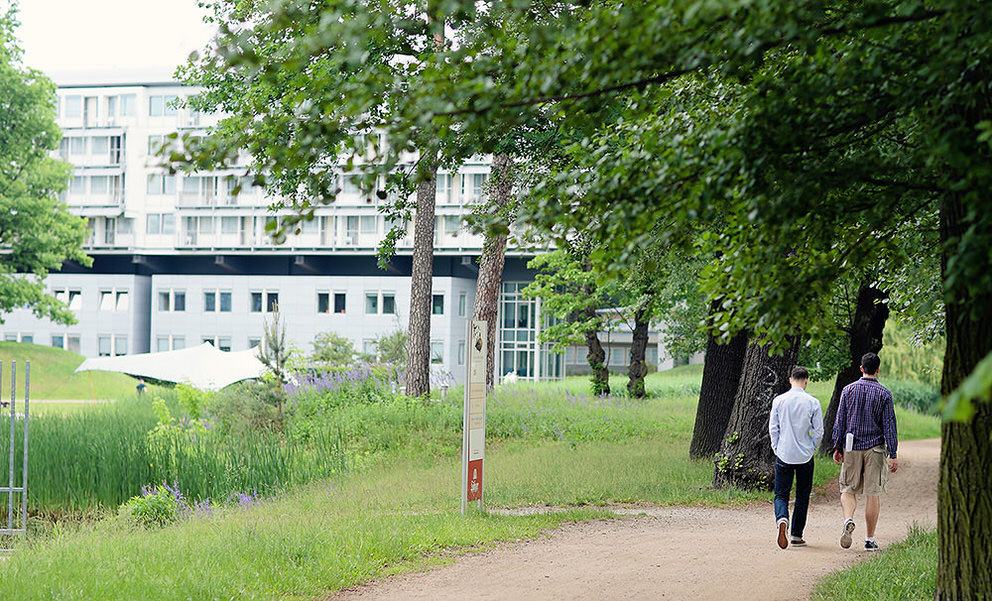 Bräutigam schlendert mit seinem Trauzeugen an der Havel entlang