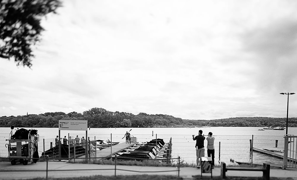 Bräutigam schlendert mit seinem Trauzeugen an der Havel entlang