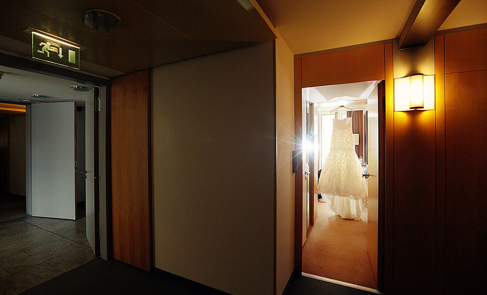 Brautkleid hängt im Kongresshotel Potsdam