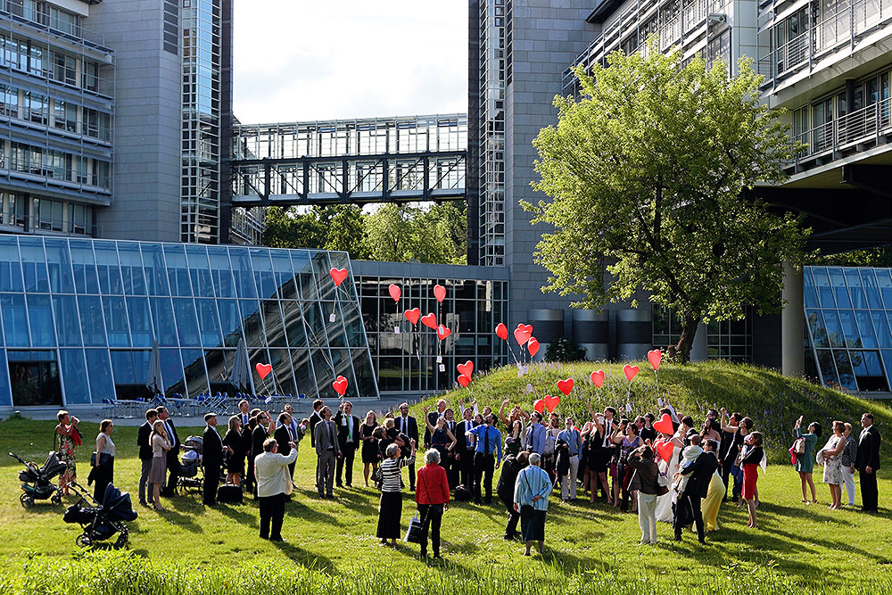 Rote Luftballons bei Hochzeitsfeier