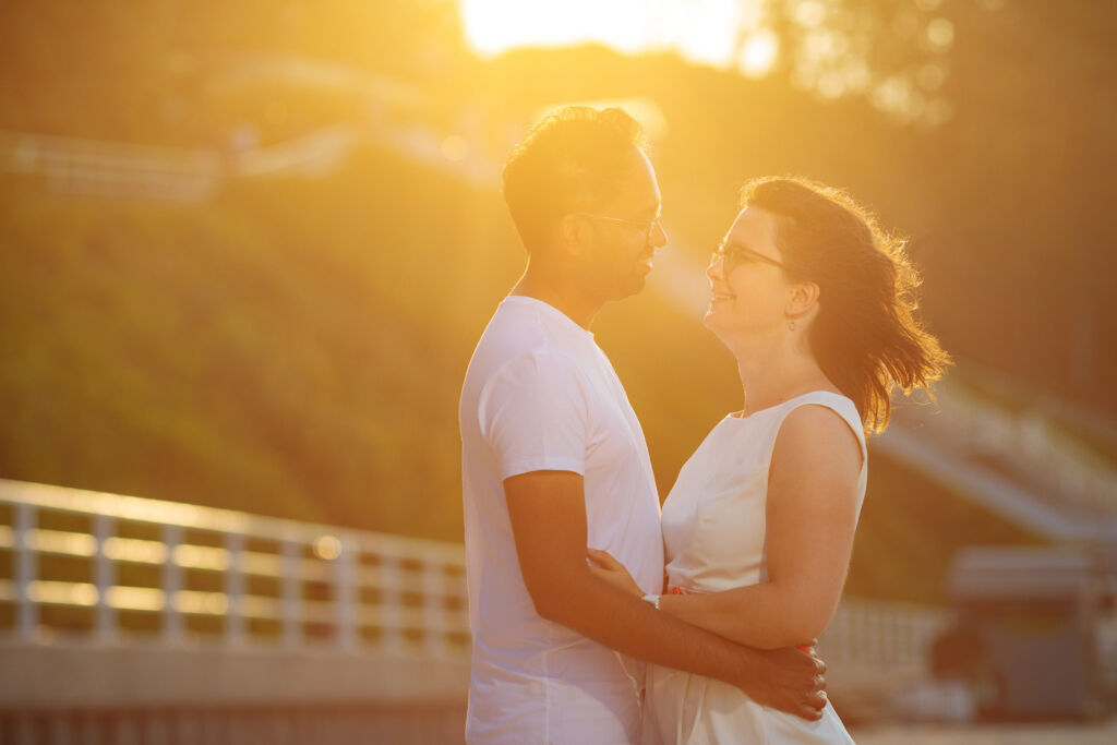 Paarbilder am Strand bei Sonnenuntergang nach dem Verlobungsantrag